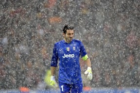 开云APP-恩比德数据全面爆炸！雷霆险胜浙江，中国赛见证NBA巨星的统治力